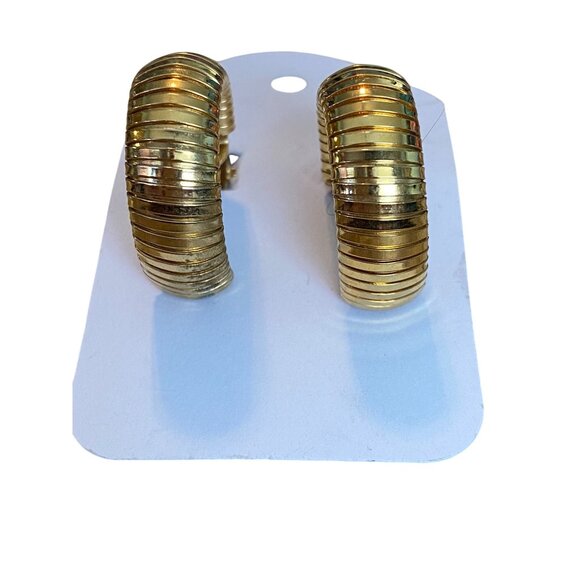 Vintage Gold-Tone Ribbed Clip-On Earrings - Picture 13 of 14